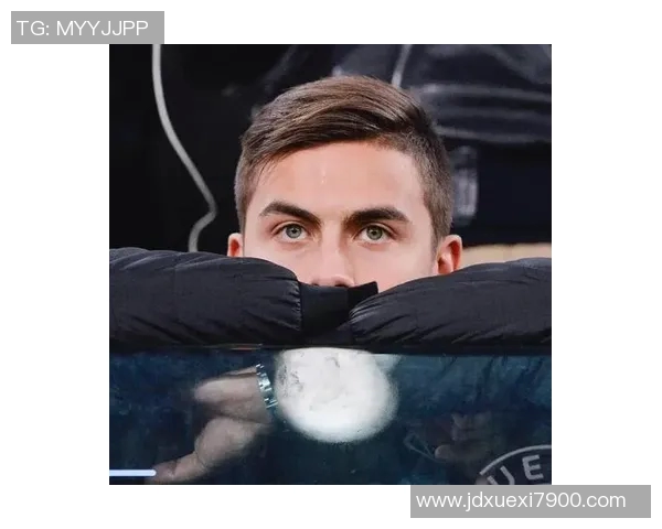 欧美潮流风尚引领者迪巴拉足球场外时尚魅力大揭秘